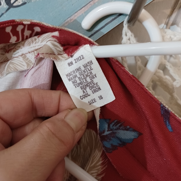 1970's True Red/Floral Vintage Dress with Gold Tone Belt. - Picture 4 of 7